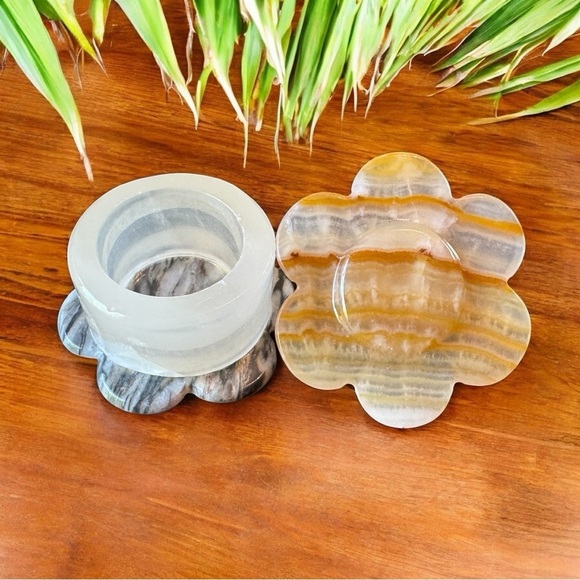 Vintage Carved Onyx Stone Lidded Trinket Dish – Flower Shaped - Picture 4 of 12